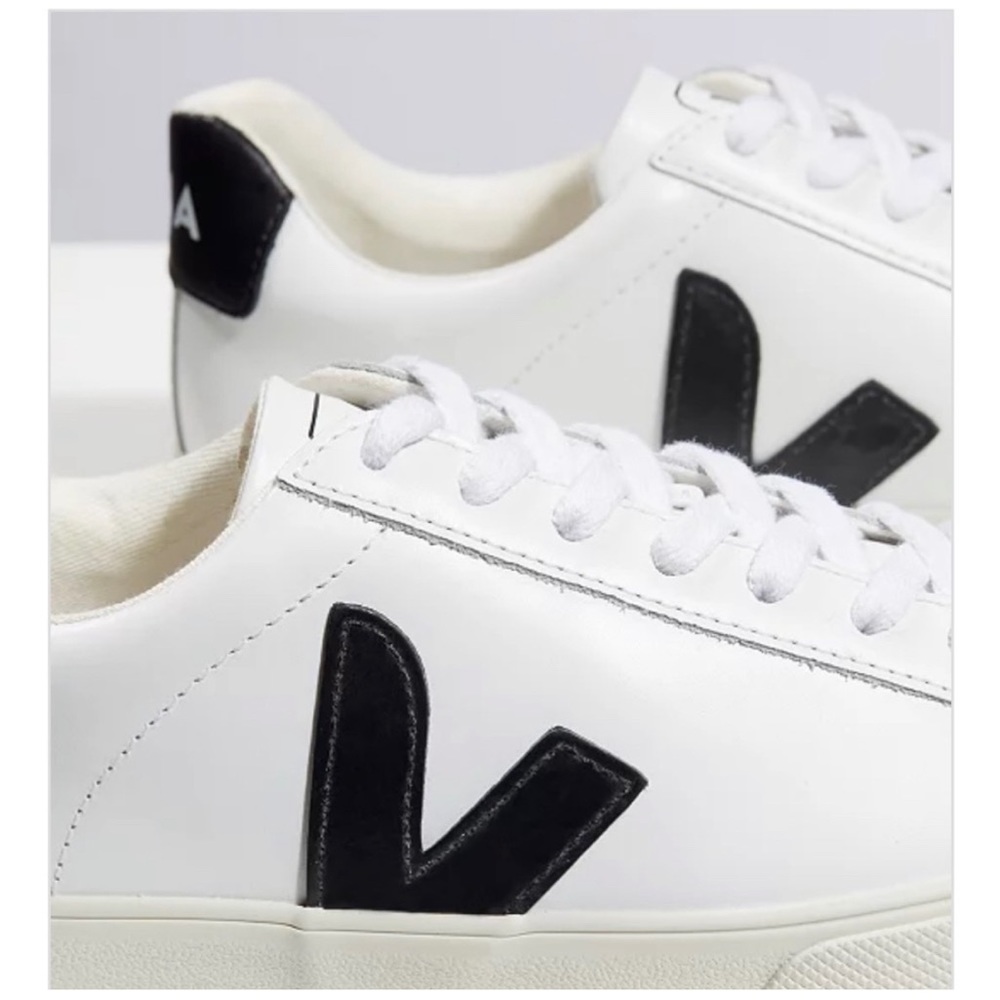 Veja Women's Sneakers - White and Black